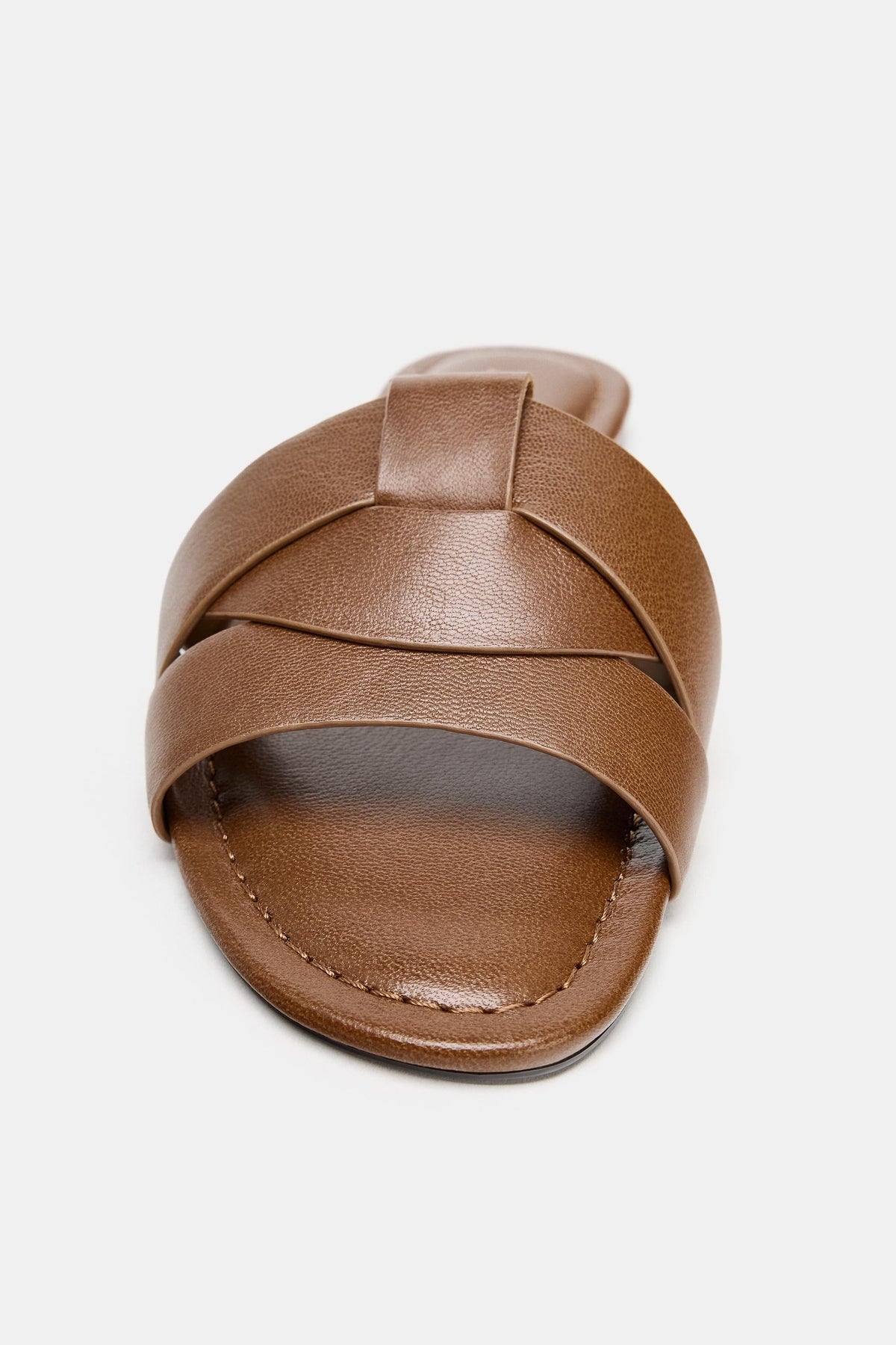 SANDALES PLATES EN CUIR À BRIDES CROISÉES